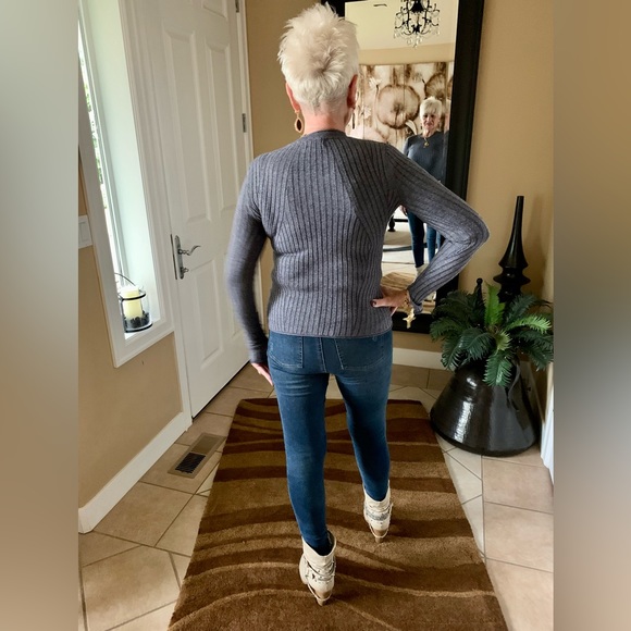 LN ZARA CUTE KNIT SWEATER. THIS SWEATER IS LIGHTWEIGHT & COMFY. - Picture 3 of 8